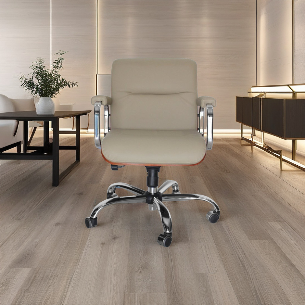 Cadeira Original Eames Diretor com Rodinhas Cromadas e Anti Risco Linha Capa em Madeira Bege